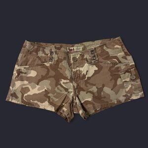 Vtg Y2K Low Rise Faded Camo Short Cargo Shorts w Grommet Belt Hooks by L.E.I.